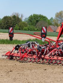 Kverneland u-drill, universal seed drill combination - seedbed preparation and levelling