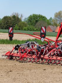 Kverneland u-drill, universal seed drill combination - seedbed preparation and levelling