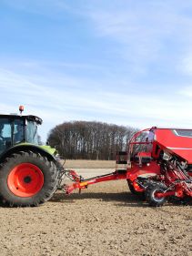 Kverneland u-drill plus, ombined grain and fertiliser version, operating at high speed