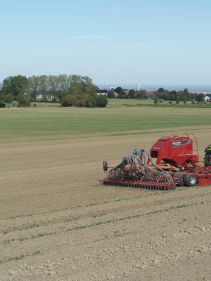 Kverneland u-drill plus, ombined grain and fertiliser version, operating at high speed