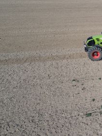 Kverneland u-drill plus, ombined grain and fertiliser version, operating at high speed