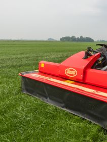 Plain Mowers - Vicon EXTRA 332XF, designed for narrow swathing and wide spreading, first front disc mower with with an actively driven swath former