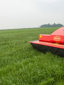 Plain Mowers - Vicon EXTRA 332XF, designed for narrow swathing and wide spreading, first front disc mower with with an actively driven swath former