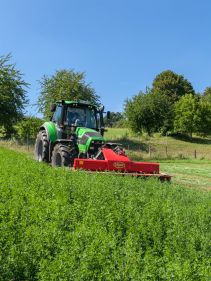 Plain Mowers - Vicon EXTRA 332XF, designed for narrow swathing and wide spreading, first front disc mower with with an actively driven swath former