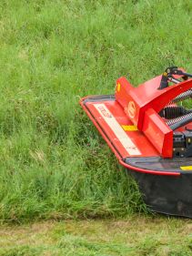 Plain Mowers - Vicon EXTRA 332XF, designed for narrow swathing and wide spreading, first front disc mower with with an actively driven swath former