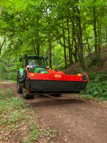 Plain Mowers - Vicon EXTRA 332XF, designed for narrow swathing and wide spreading, first front disc mower with with an actively driven swath former