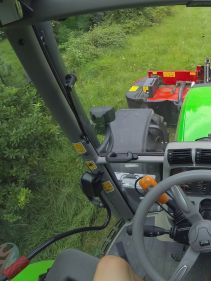 Plain Mowers - Vicon EXTRA 332XF, designed for narrow swathing and wide spreading, first front disc mower with with an actively driven swath former