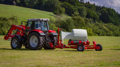 Enrubanneuses pour balles rondes - Kverneland 7730, conçues pour des tracteurs plus petits mais toujours entièrement automatiques.