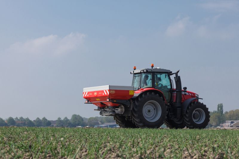 Disc Spreaders - Vicon RotaFlow RO-XL, provides long range spreading, optimal with more capacity