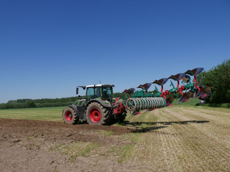 Packers - Kverneland Packomat compact and transported above ground level, dragged by tractor in a folded shape