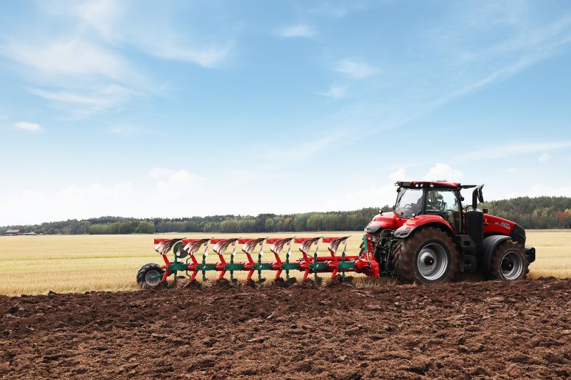 Kverneland 3400 S provides the best soil preparation, in furrow and on land, great range of accessories