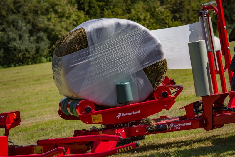 Round Bale Wrappers - Kverneland 7730, made for smaller tractors but still fully atuomatic