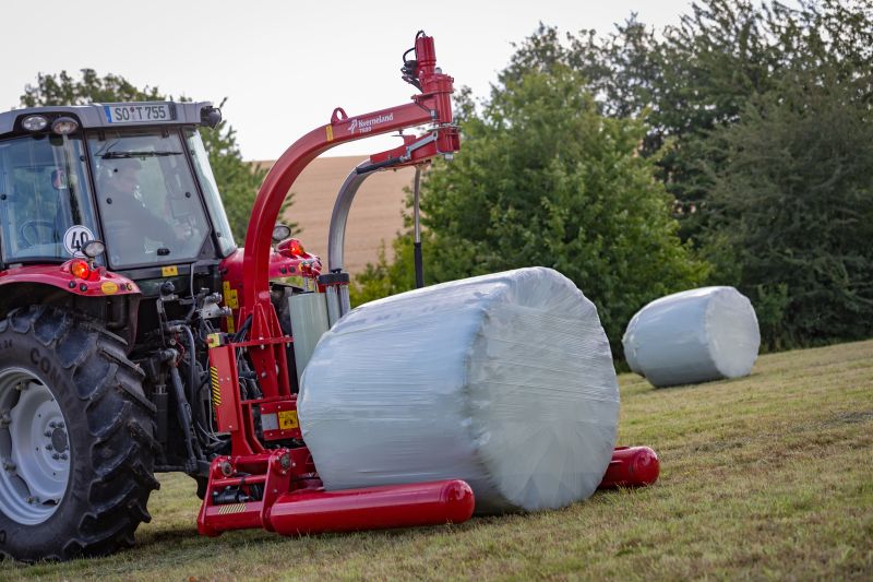 Round Bale Wrappers - Kverneland 7820, gently self-loading system and can wrap on the move so it operates effectively