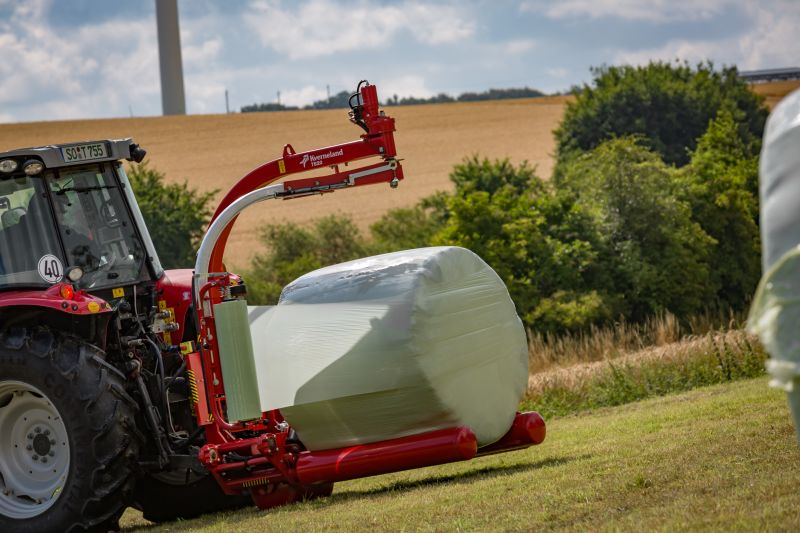 Round Bale Wrappers - Kverneland 7820, gently self-loading system and can wrap on the move so it operates effectively