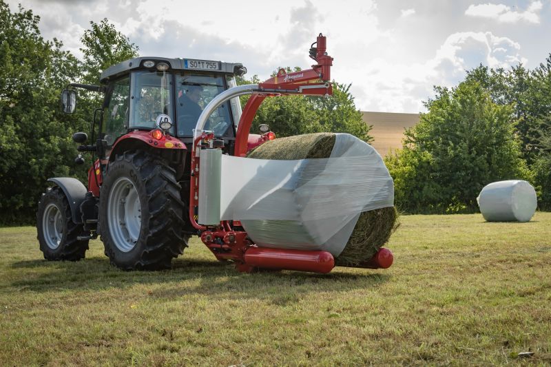 Round Bale Wrappers - Kverneland 7820, gently self-loading system and can wrap on the move so it operates effectively