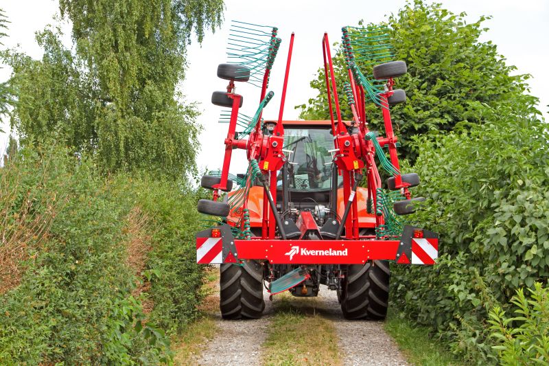 Double rotor rakes - Kverneland 9464M, compact and safe transportation