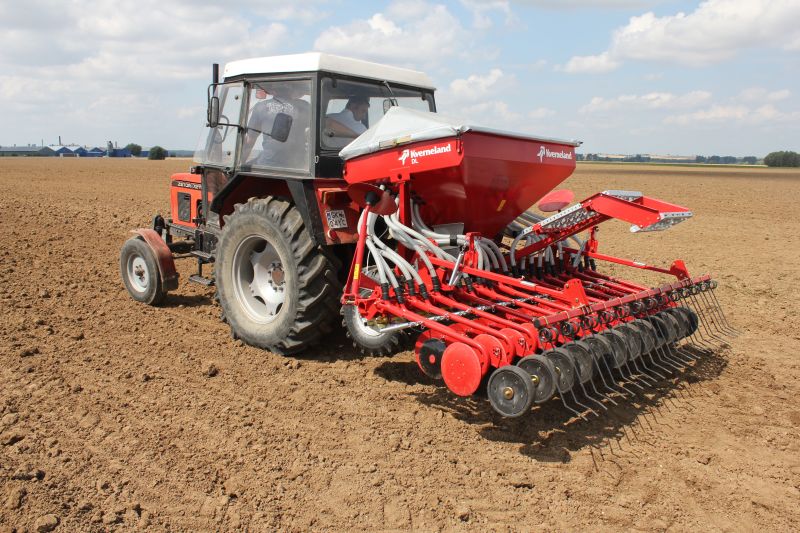 Kverneland DL, compact seed drill for small and medium sized farms