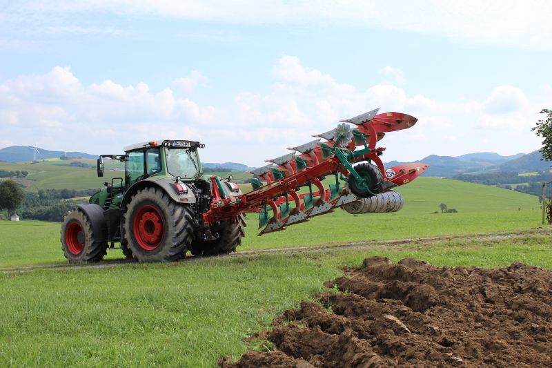 Kverneland EG LB travelling compact above ground, dragged by tractor