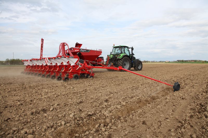 Kverneland optima PH,  parallel-hydraulic frame provides stable parallelogram on field