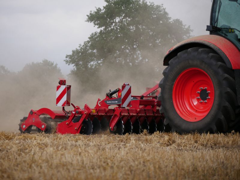 Kverneland QualidiscFarmer operating up to 10cm deep, user friendly setting and good levelling and controlled soil flow