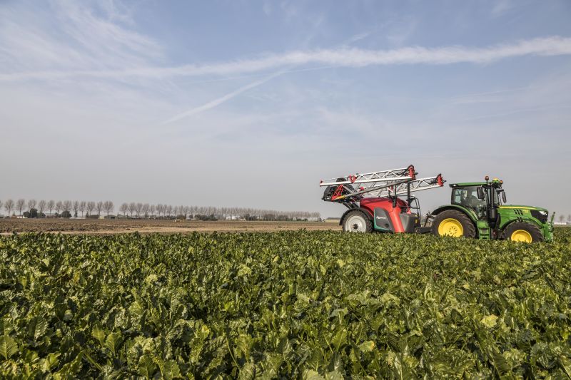 Kverneland iXtrack T3, compact sprayer, stable and precise with intelligent technology