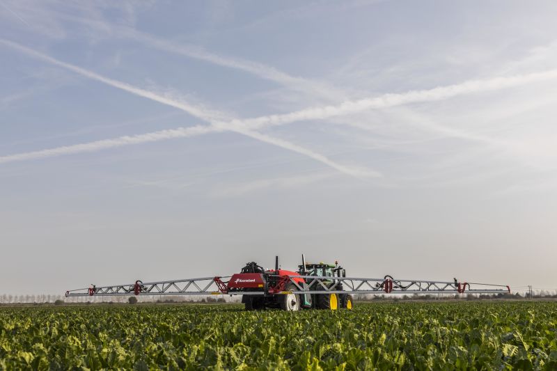 Kverneland iXtrack T3, compact sprayer, stable and precise with intelligent technology