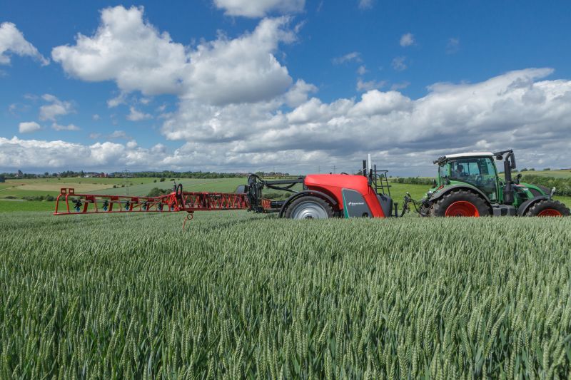 Kverneland iXtrack T3, compact sprayer, stable and precise with intelligent technology