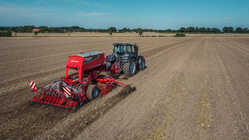 Kverneland u-drill, universal seed drill combination - seedbed preparation and levelling