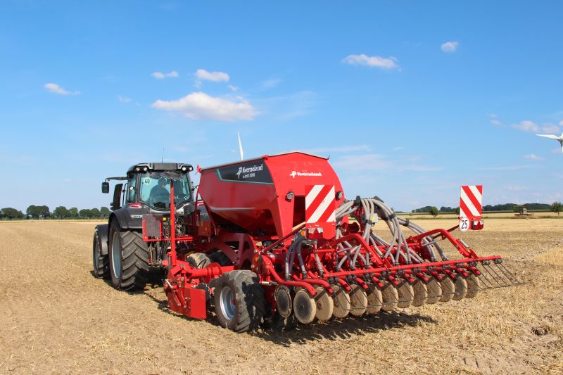 Kverneland u-drill, universal seed drill combination - seedbed preparation and levelling