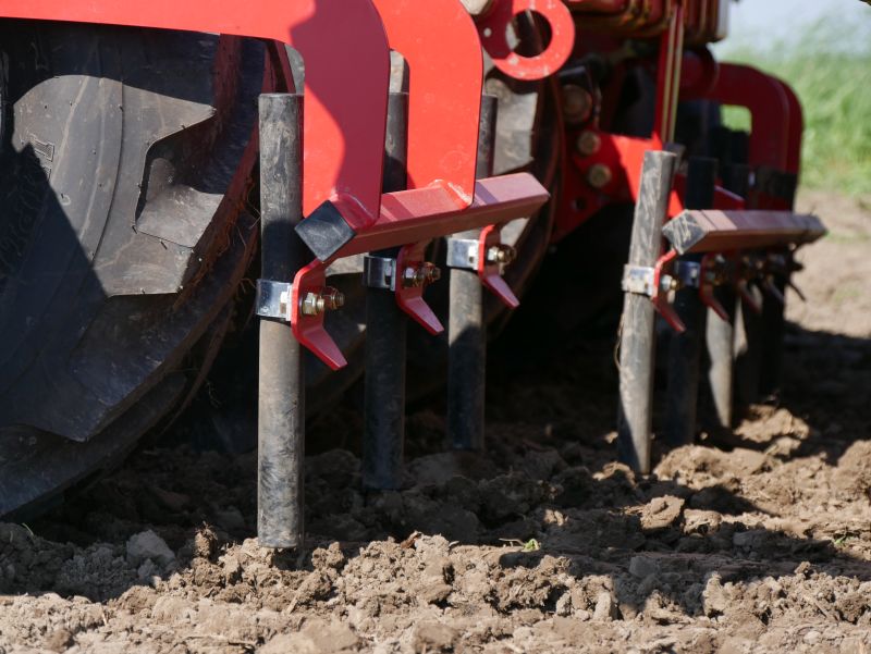 Kverneland u-drill, universal seed drill combination - seedbed preparation and levelling