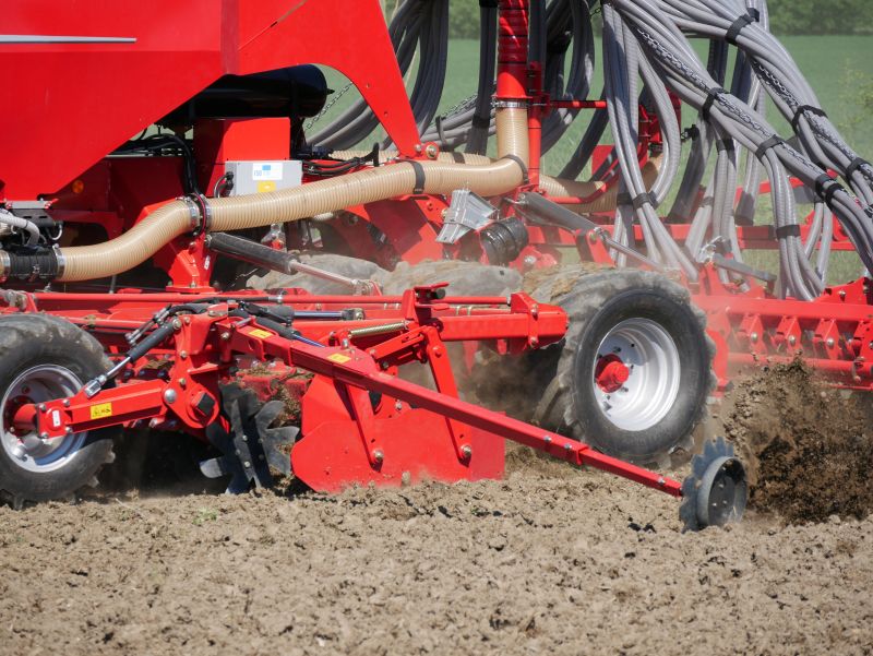 Kverneland u-drill, universal seed drill combination - seedbed preparation and levelling