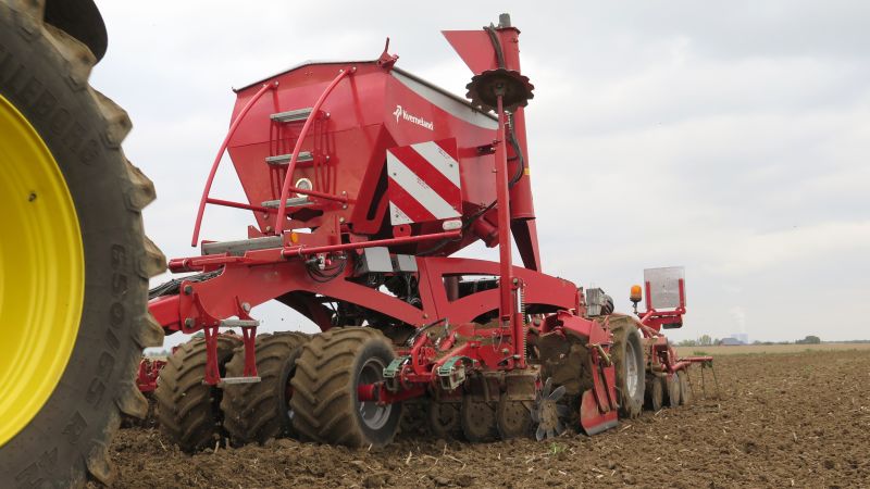 Kverneland u-drill, universal seed drill combination - seedbed preparation and levelling