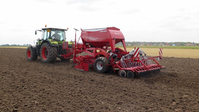 Kverneland u-drill, universal seed drill combination - seedbed preparation and levelling