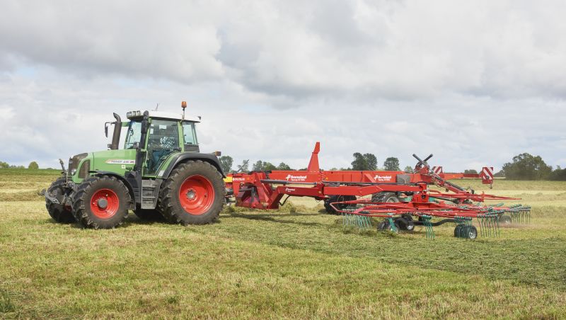 Four Rotor Rakes - Kverneland 97150 C, optimal ground pressure with high output and capacity