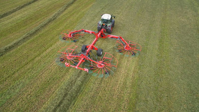 Four Rotor Rakes - Kverneland 97150 C, optimal ground pressure with high output and capacity