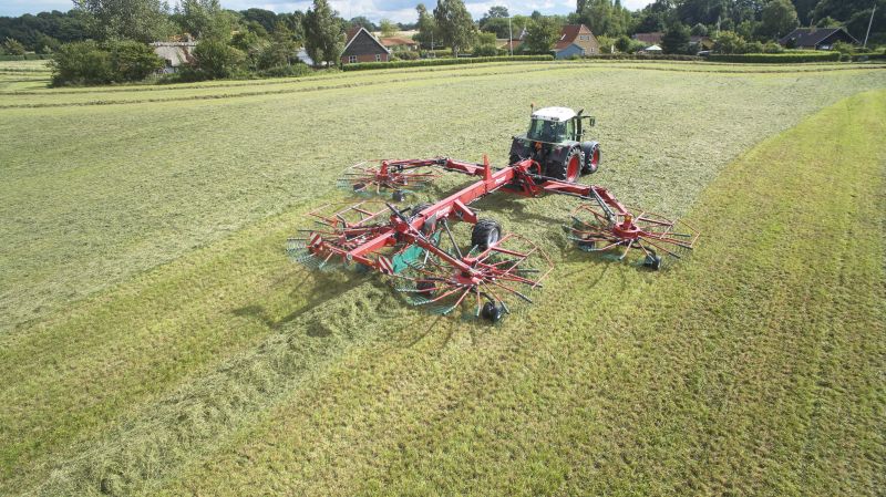 Four Rotor Rakes - Kverneland 97150 C, optimal ground pressure with high output and capacity