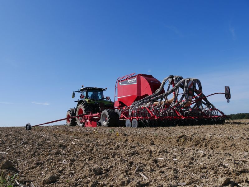 Kverneland u-drill, universal seed drill combination - seedbed preparation and levelling
