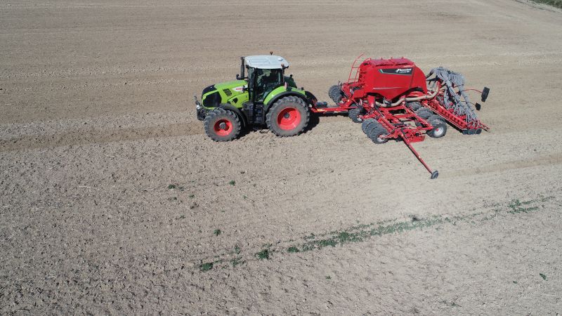 Kverneland u-drill plus, ombined grain and fertiliser version, operating at high speed