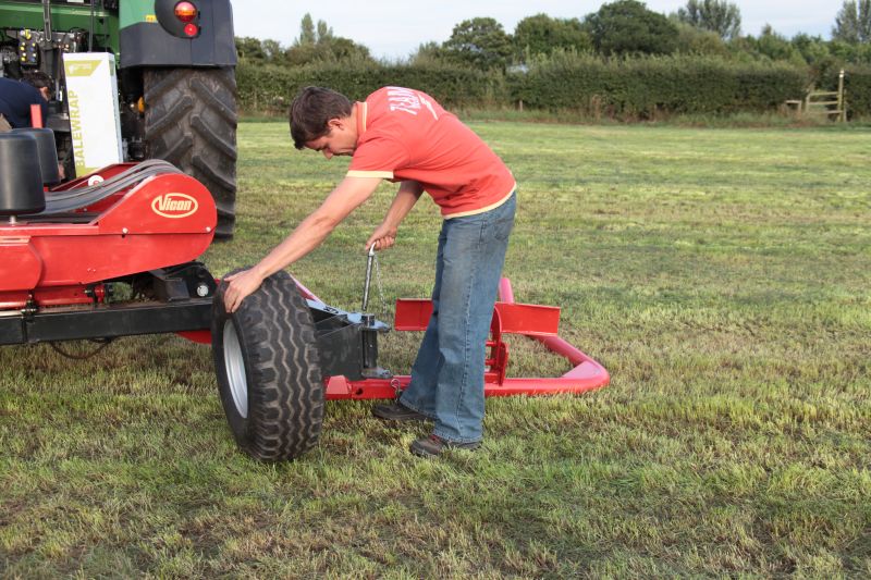 Bale Wrappers - VICON BW 2400, trailed wrapper produced for smaller tractors and is very ease to operate