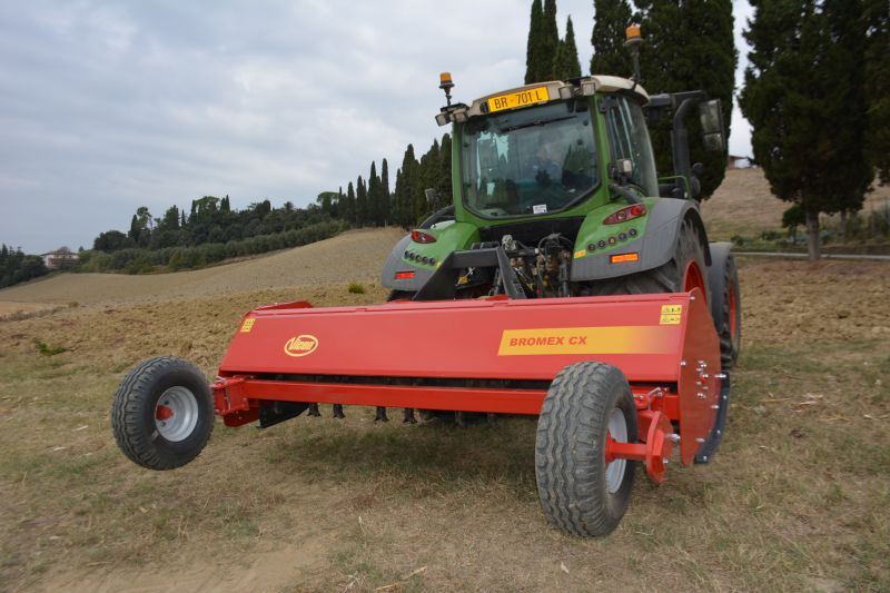 Choppers - VICON BROMEX CX, heavy-duty work on set-aside land and cultivated fields and it offesr unique operation versatility