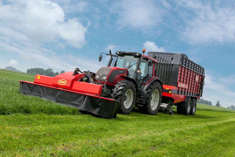 Plain Mowers - Vicon EXTRA 332XF, designed for narrow swathing and wide spreading, first front disc mower with with an actively driven swath former