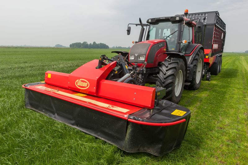 Plain Mowers - Vicon EXTRA 332XF, designed for narrow swathing and wide spreading, first front disc mower with with an actively driven swath former