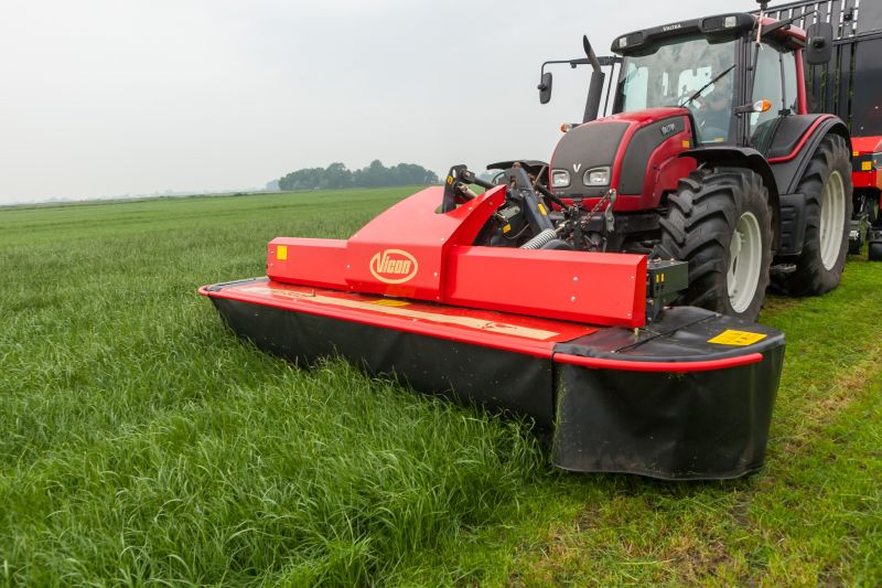 Plain Mowers - Vicon EXTRA 332XF, designed for narrow swathing and wide spreading, first front disc mower with with an actively driven swath former