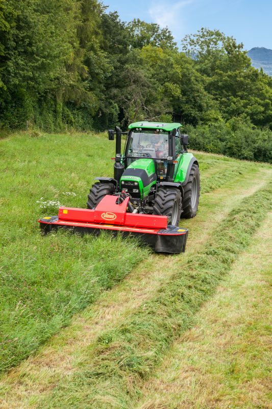 Plain Mowers - Vicon EXTRA 332XF, designed for narrow swathing and wide spreading, first front disc mower with with an actively driven swath former