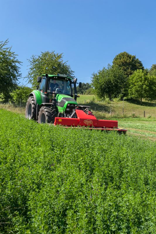 Plain Mowers - Vicon EXTRA 332XF, designed for narrow swathing and wide spreading, first front disc mower with with an actively driven swath former