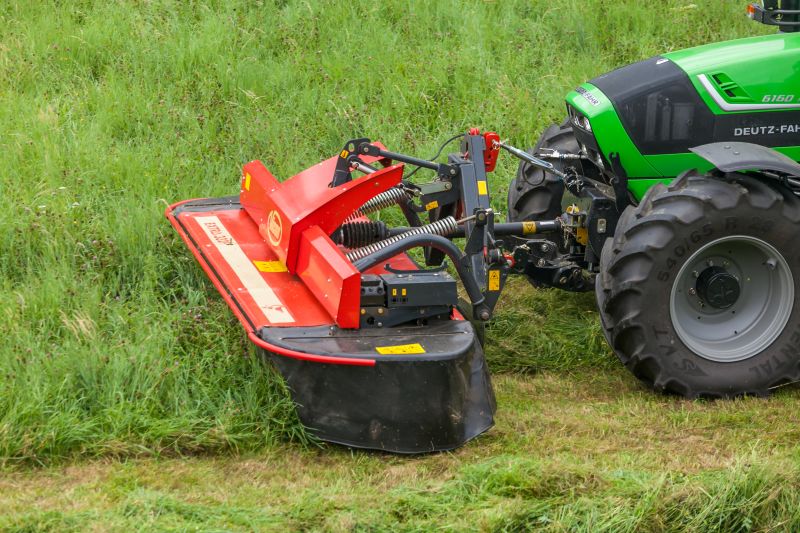 Plain Mowers - Vicon EXTRA 332XF, designed for narrow swathing and wide spreading, first front disc mower with with an actively driven swath former