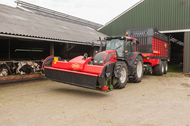 Plain Mowers - Vicon EXTRA 332XF, designed for narrow swathing and wide spreading, first front disc mower with with an actively driven swath former