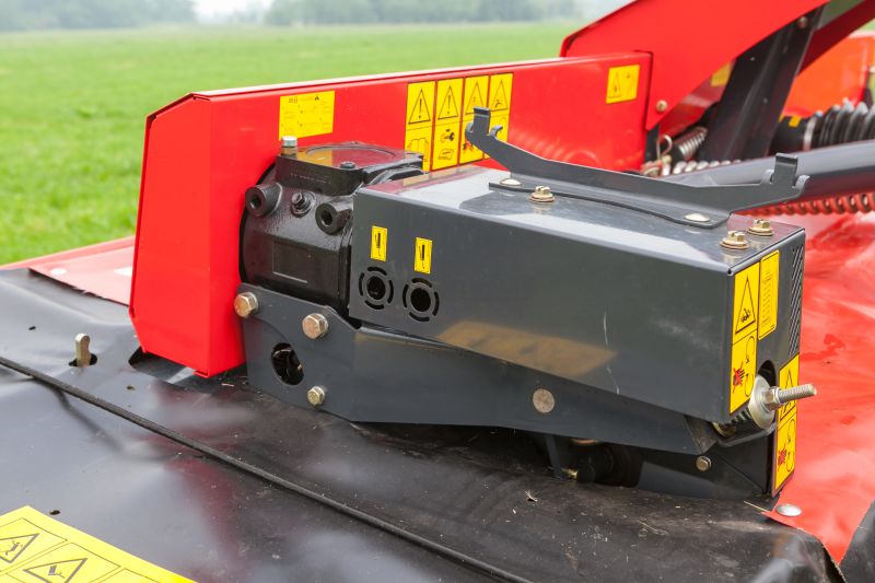 Plain Mowers - Vicon EXTRA 332XF, designed for narrow swathing and wide spreading, first front disc mower with with an actively driven swath former