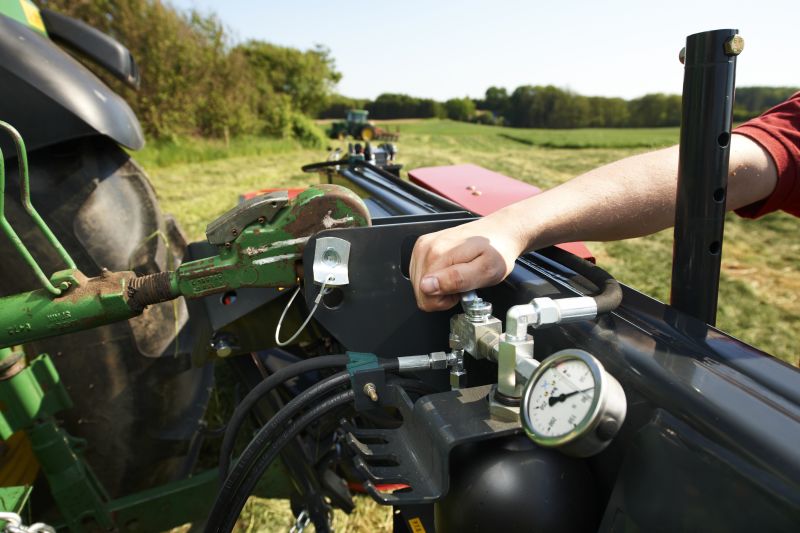 Plain Mowers - VICON EXTRA 432H - 436H - 440H - REAR MOUNTED DISC MOWERS, a disc mower with hydraulic suspension and high performance during field operation