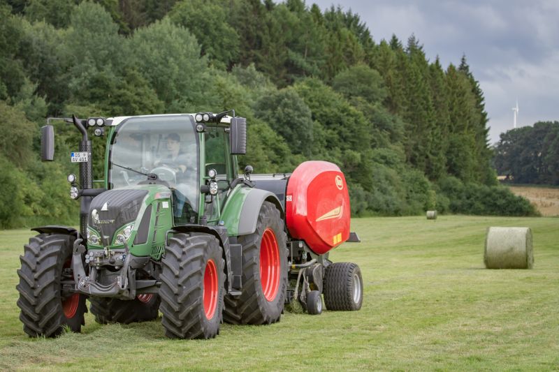 Fixed Chamber round balers - VICON RF 4225, maximal capacity in all crop conditions, the system ensures maximal bale rotation